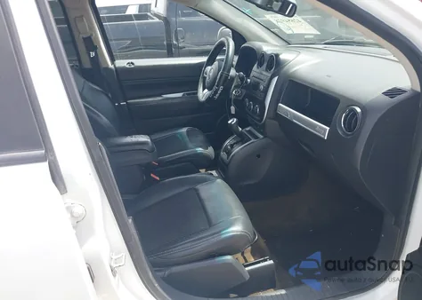 2016 Jeep Compass Latitude z USA, uszkodzony, nr VIN 1C4NJCEA5GD636616